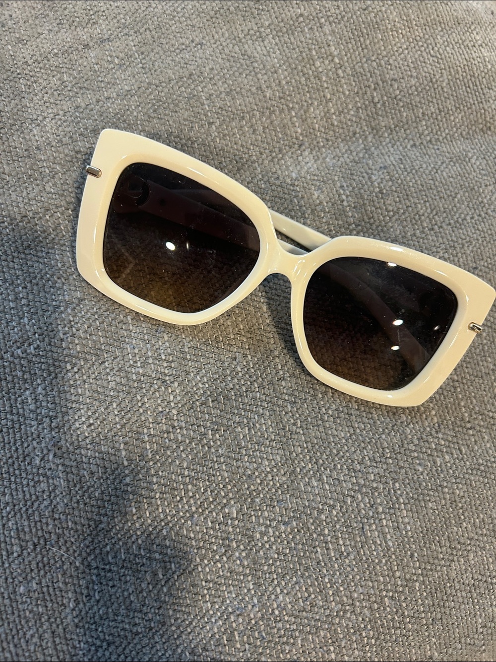 Stylish Women’s Oversized Square Sunglasses - Cream